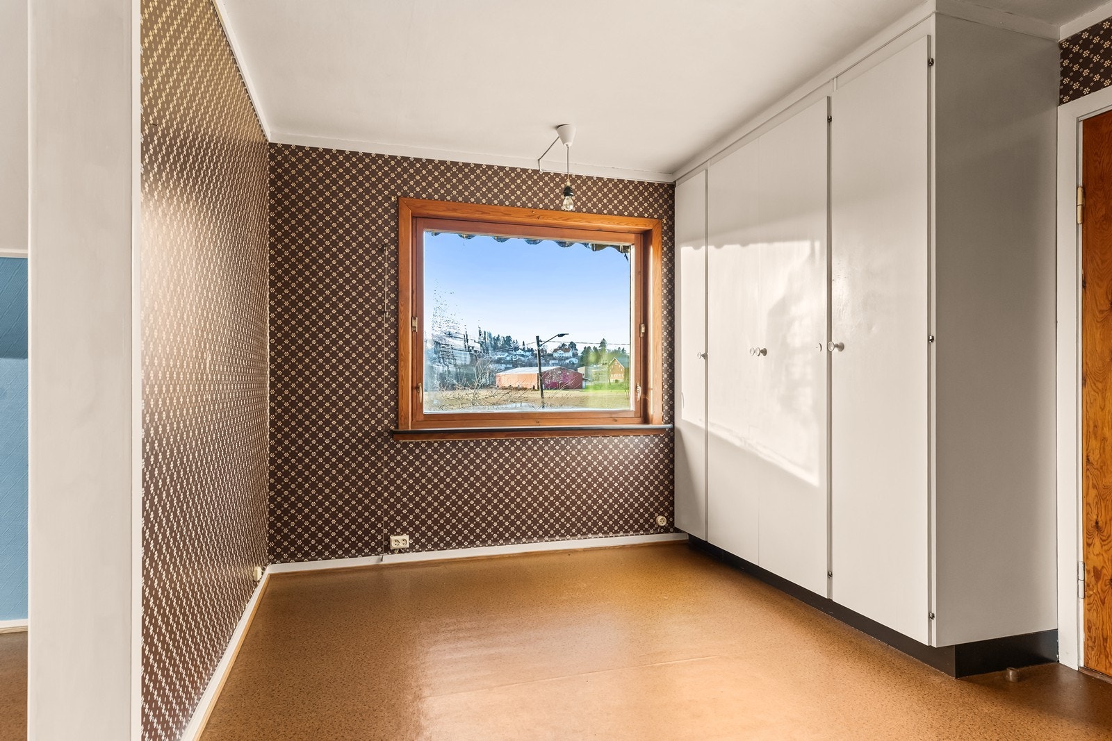 Soverom i første etasje med plassbygde skap som gir gode oppbevaringsmuligheter. Galleribilde