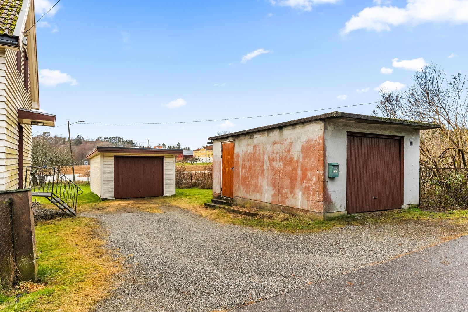 Eiendommen har to separate garasjer med biloppstillingsplass i hver. Galleribilde