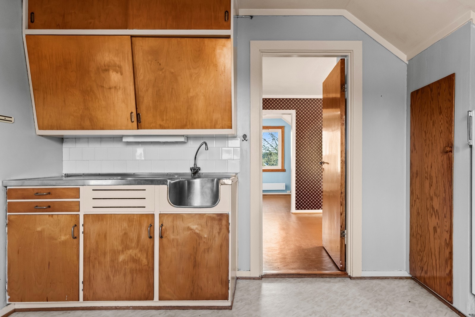 Kjøkkenet i andre etasje har en eldre, funksjonell innredning med over- og underskap. Galleribilde