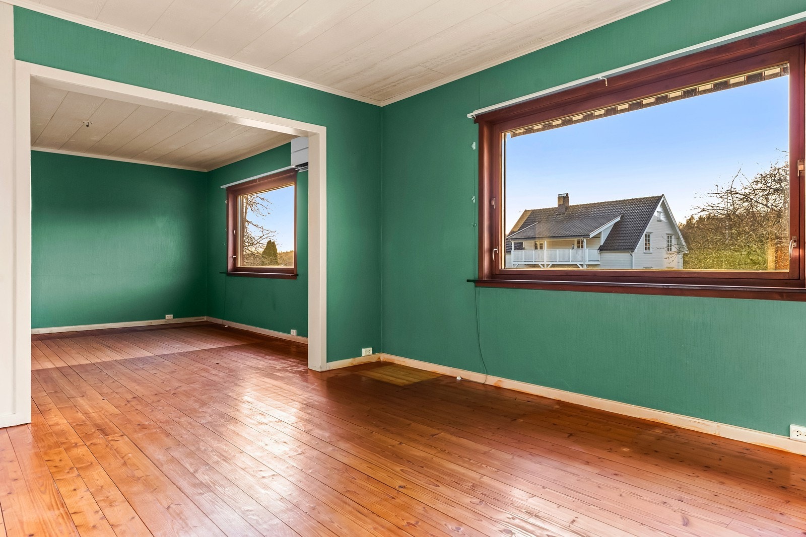 Store vindusflater gir godt med naturlig lys. Vinduene er primært 2-lags glass fra 1981. Galleribilde