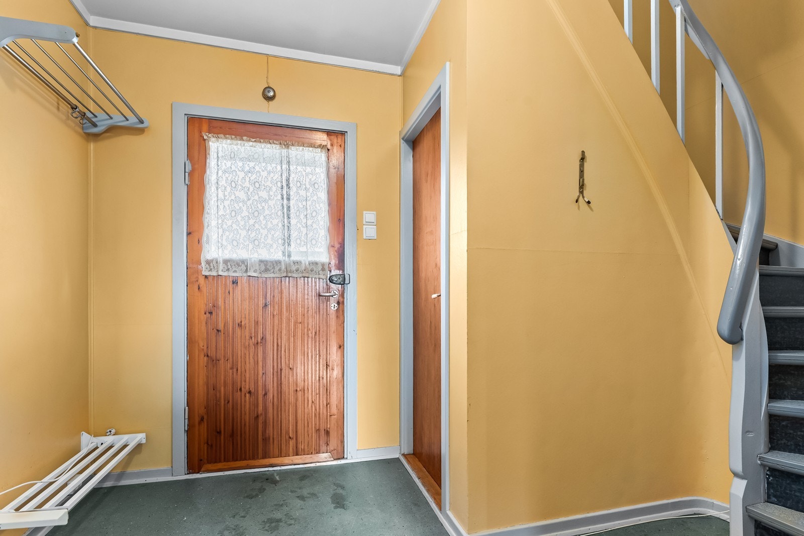 Inngangsparti med trapp som leder til boligens øvrige etasjer. Galleribilde