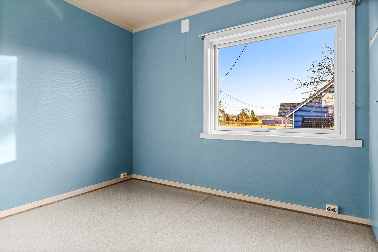 Et av de to soverommene i etasjen, med gulvbelegg og tapetserte vegger. Galleribilde