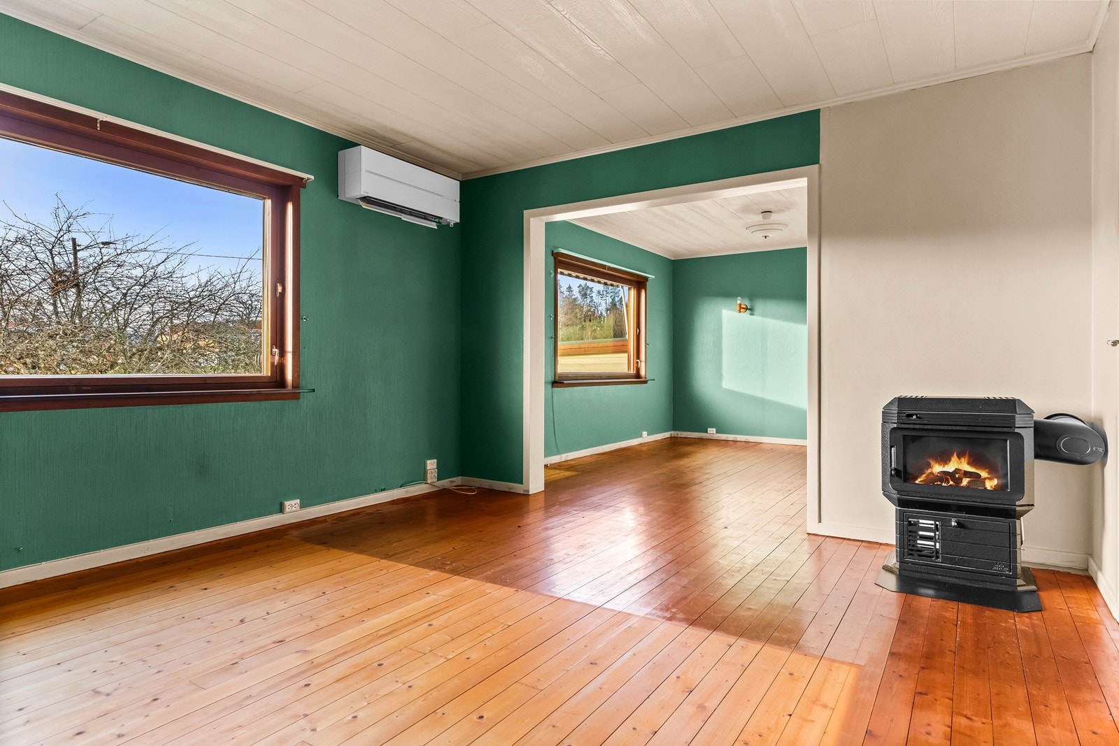 Stuen i første etasje har et solid heltregulv og flere oppvarmingskilder. Galleribilde