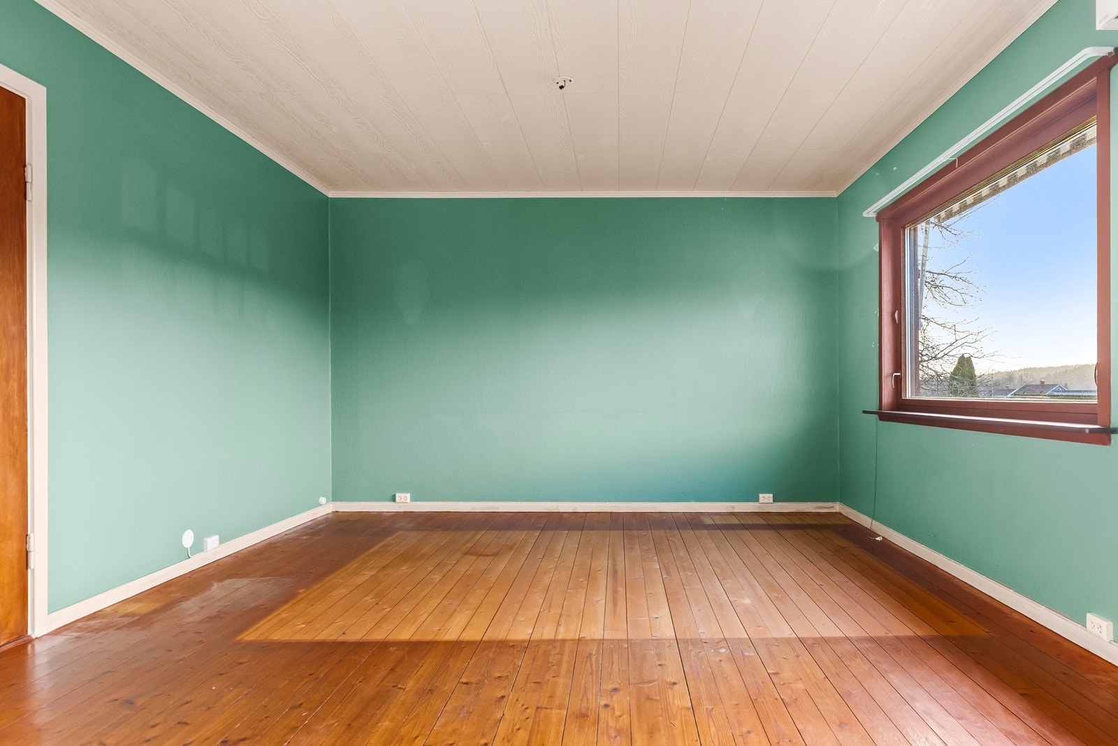 Taket i første etasje har foliert mdf-panel. Galleribilde