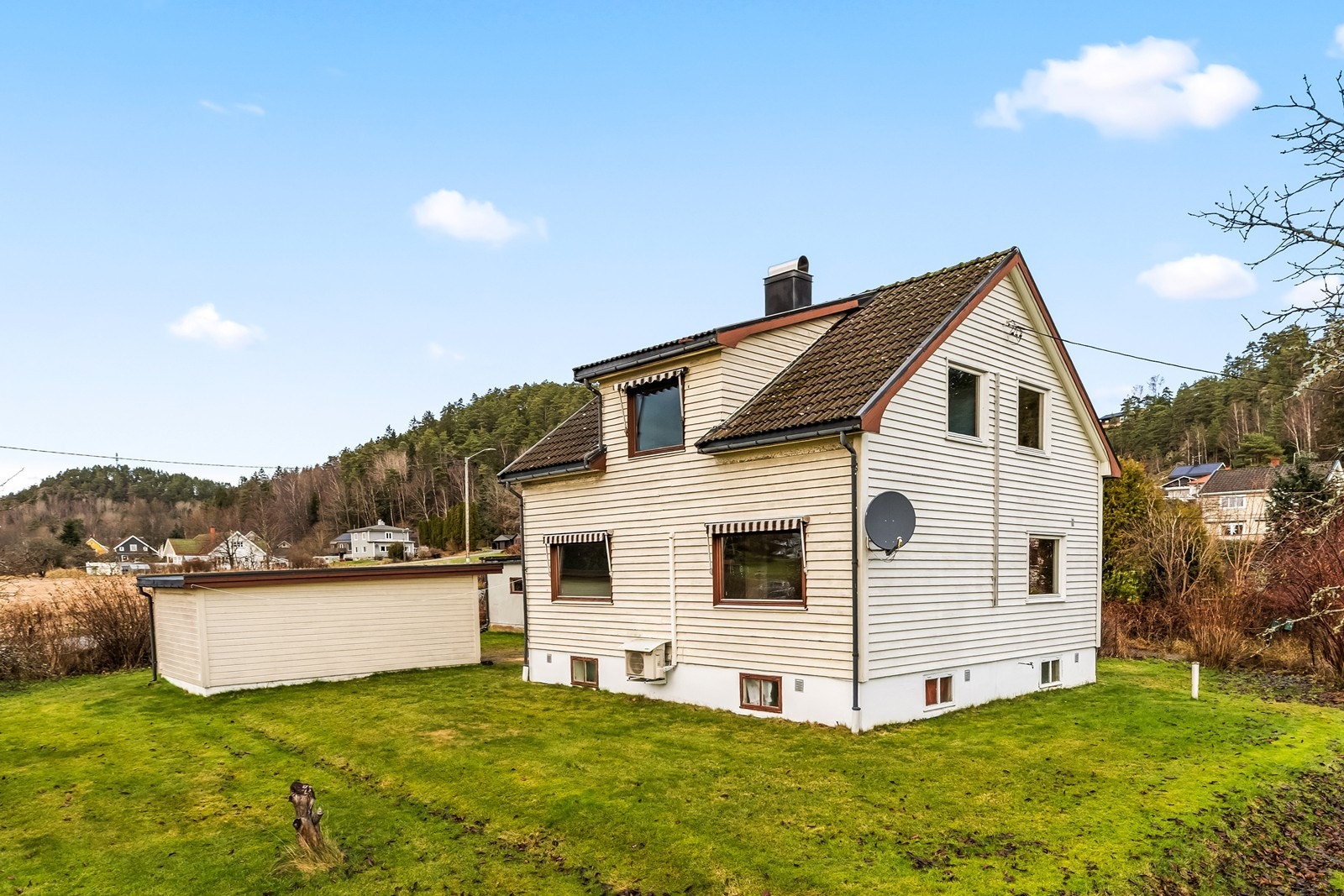 Enebolig fra ca. 1950 med saltakkonstruksjon og oppløft. Yttervegger er kledd med liggende, malt trepanel. Galleribilde