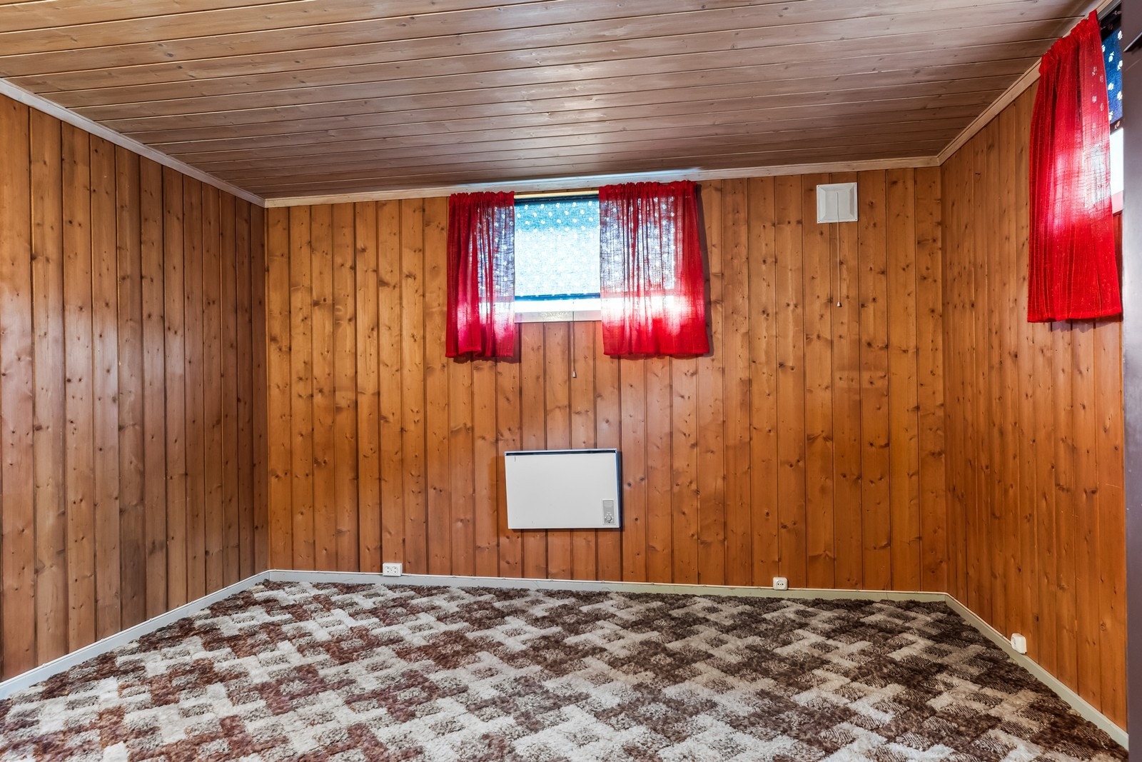 Innredet disponibelt rom i kjelleren med trepanel på vegger og i himling. Galleribilde