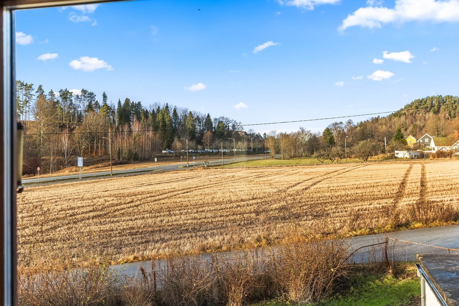 Bussholdeplassen Gamle E-verket ligger kun 100 meter unna, med flere linjer. Galleribilde