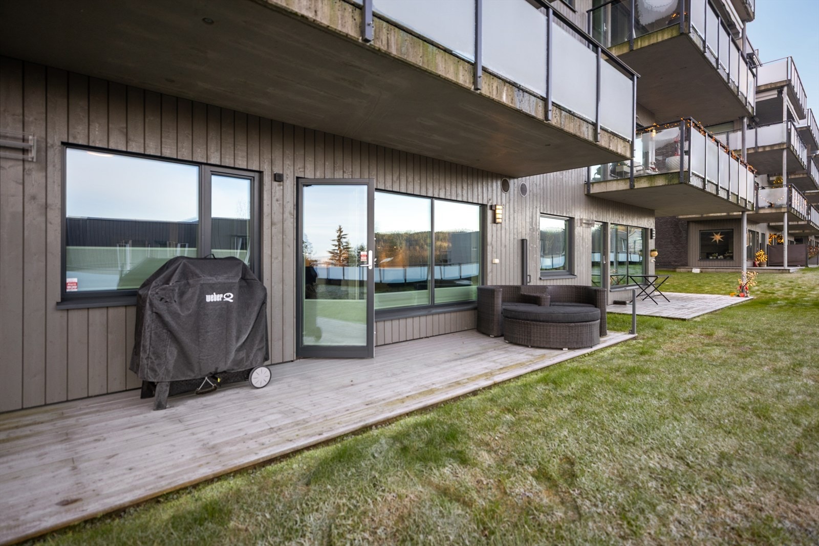 Overbygget terrasse på ca. 15m² med plass til utemøbler. Galleribilde