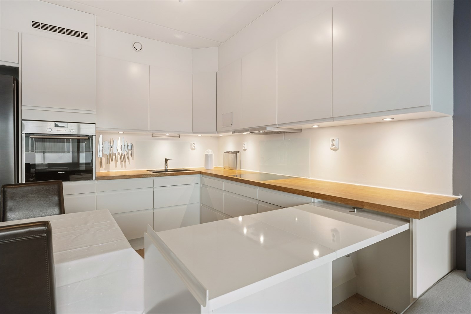 Det er satt opp en utrekkbar benk som gir ekstra benkeplass. Galleribilde