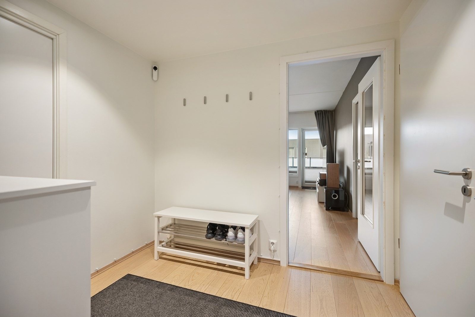 Det første som møter deg når du kommer inn er en entré med plass til sko og ytttertøy. Fra entréen er det adkomst til bad og en praktisk bod. Galleribilde