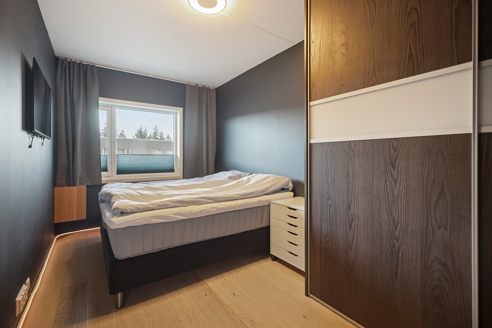 Soverommet er av god størrelse med plass til både garderobeskap og seng. Galleribilde