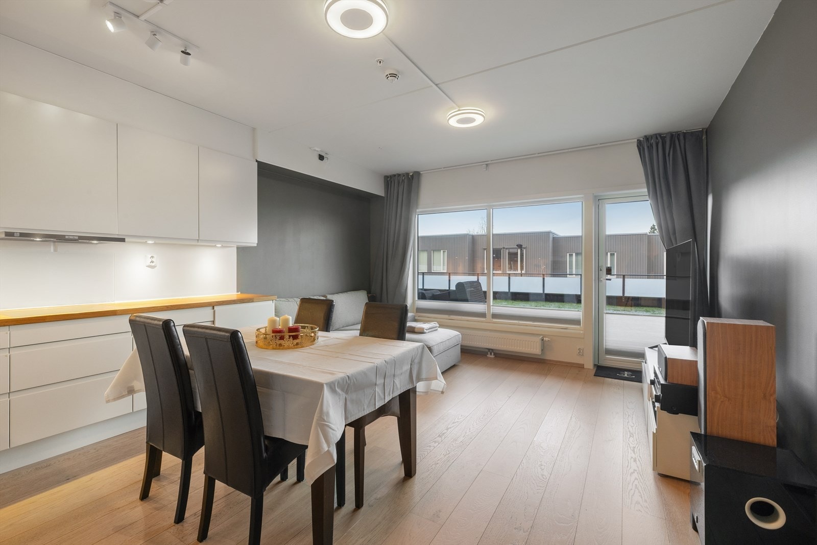 Det er parkett på gulvet og store vindusflater som slipper inn rikelig med naturlig lys. Fra stuen er det utgang til terrasse. Galleribilde