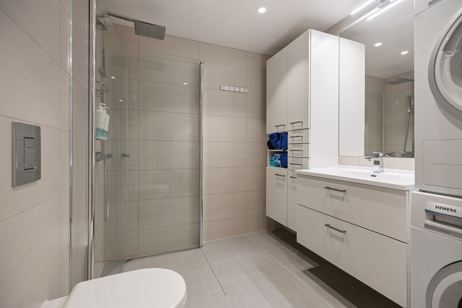 Delikat bad med fliser på vegger og gulv med gulvvarme. Galleribilde