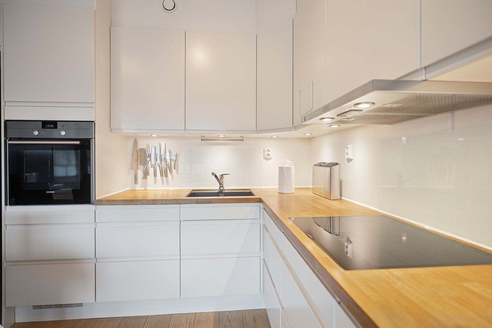 Kjøkkenet har godt med skap og benkeplass. Galleribilde