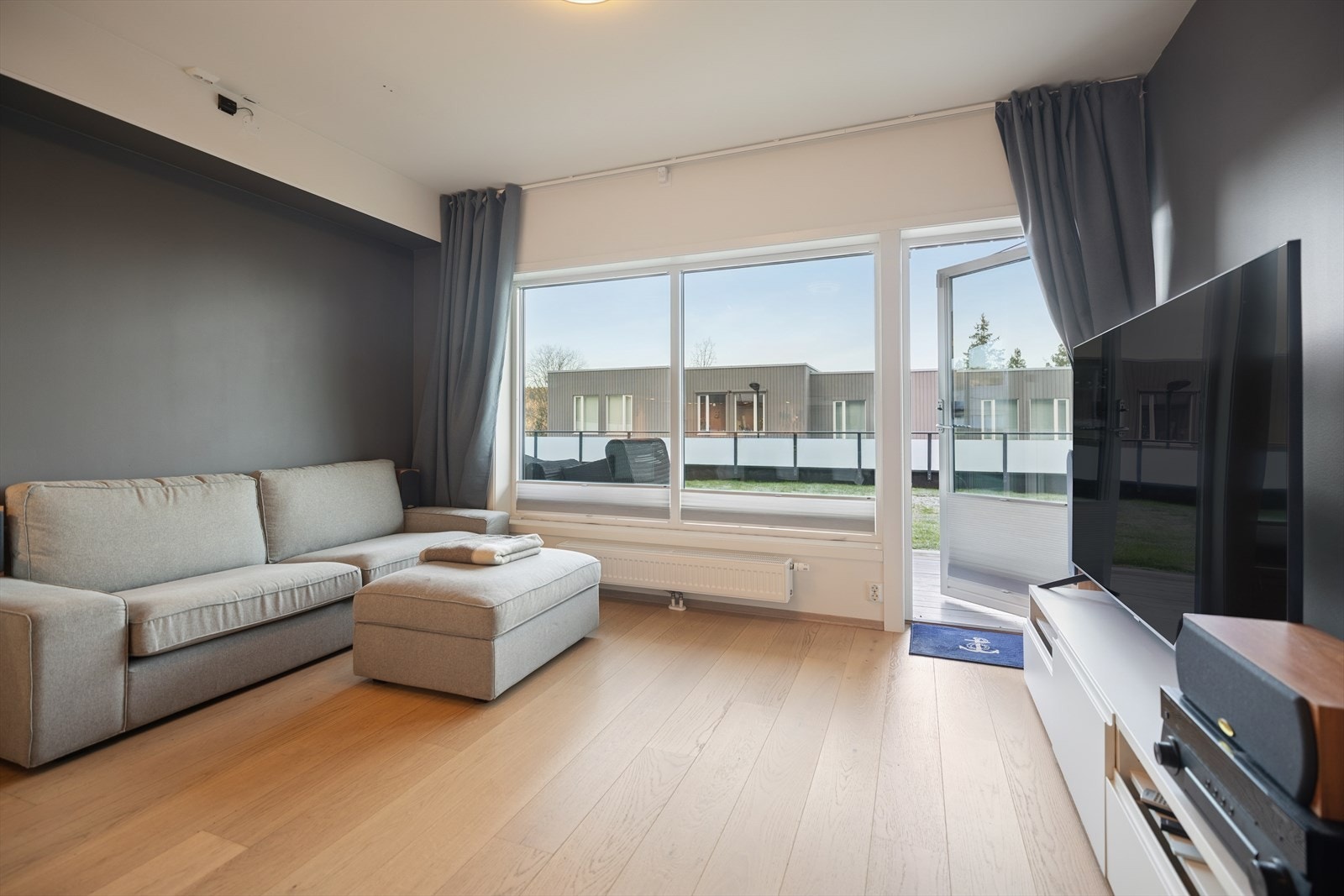 Innbydende stue med plass til sofa og annet ønkset møblement. Galleribilde