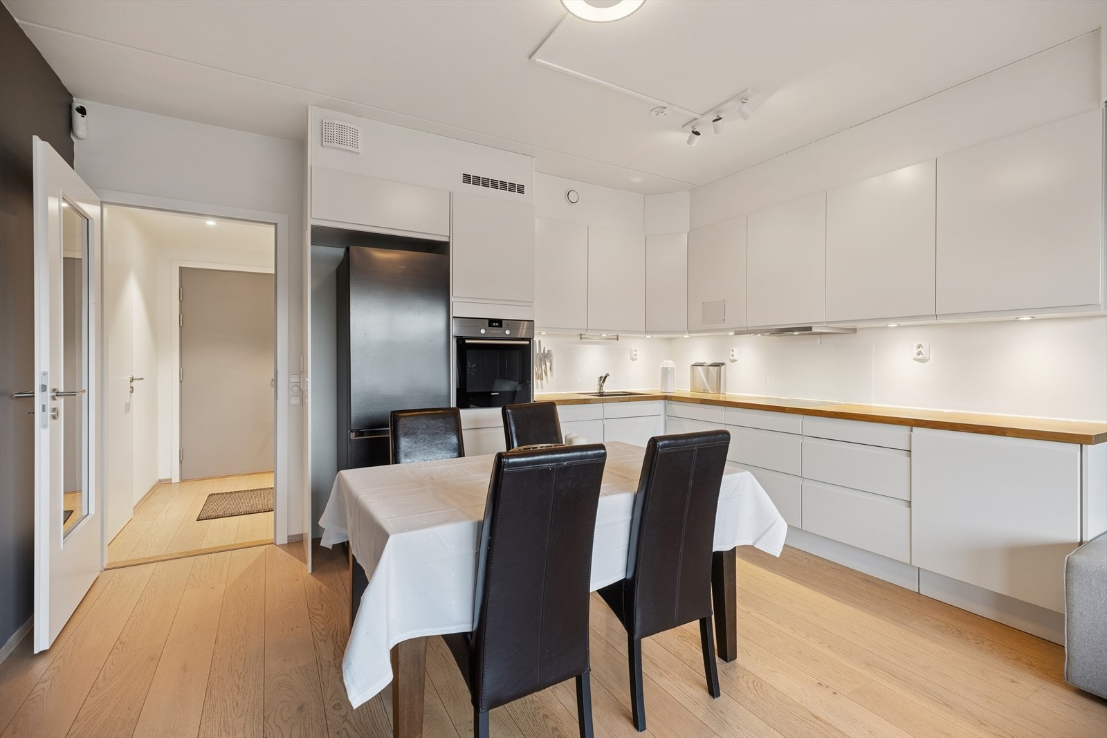 Kjøkkenet ligger i åpen løsning til stuen. Galleribilde