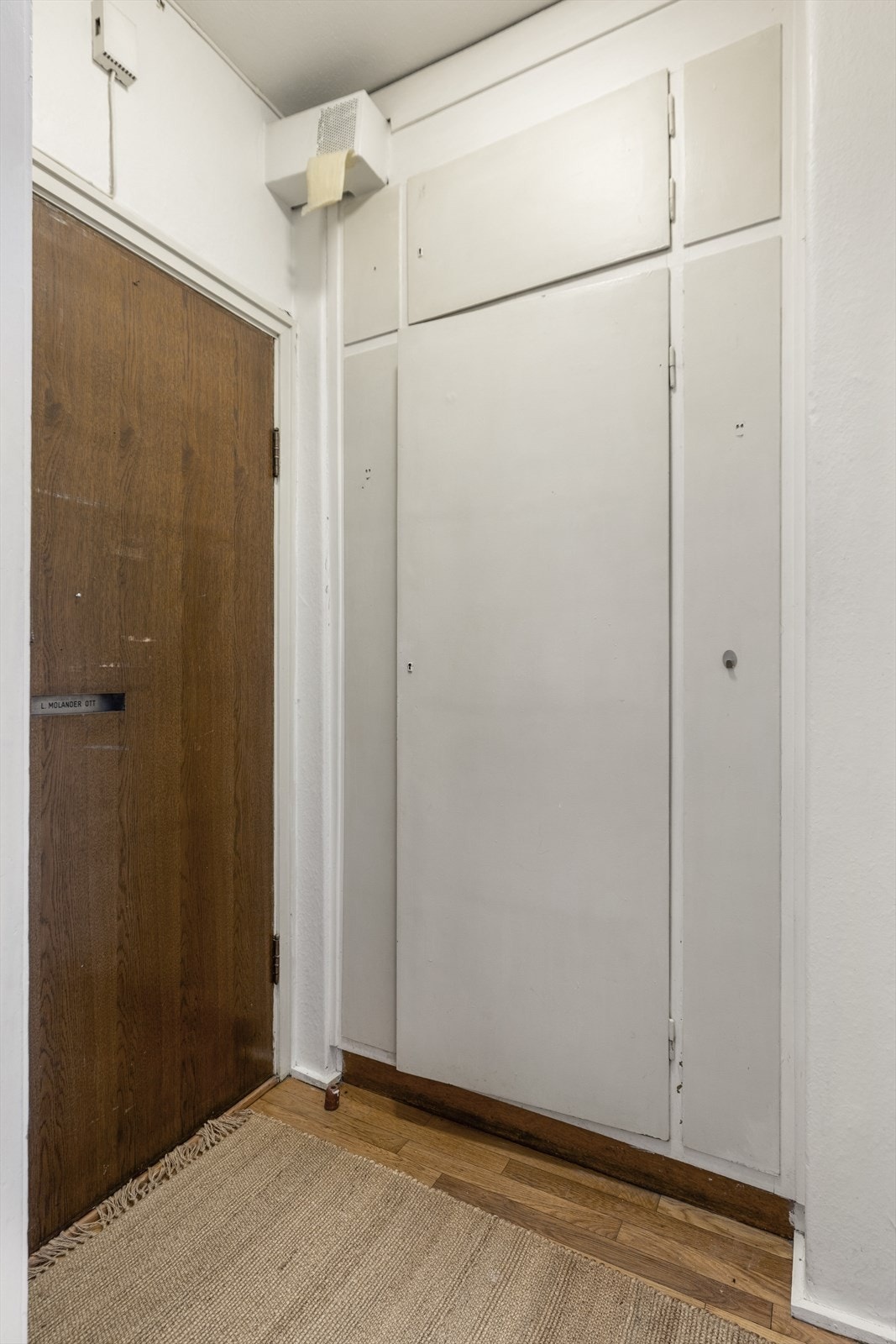 Entré med originalt integrert garderobeskap Galleribilde