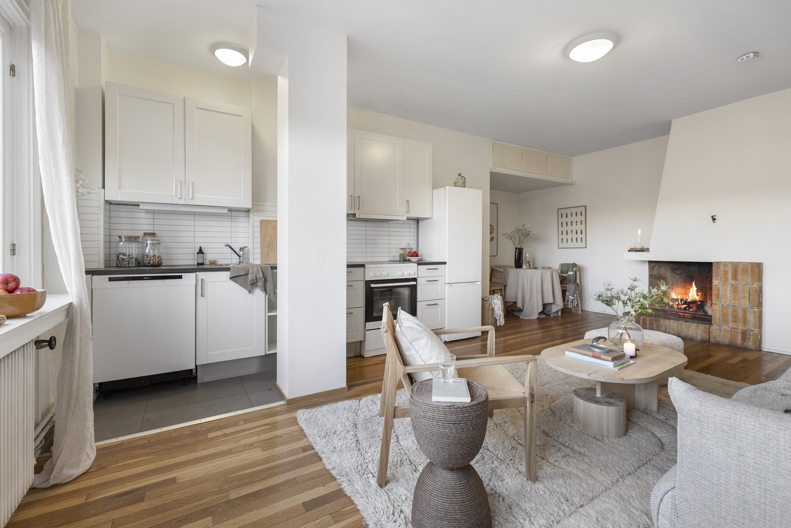 Moderne enkelt kjøkken med glatte fronter Galleribilde