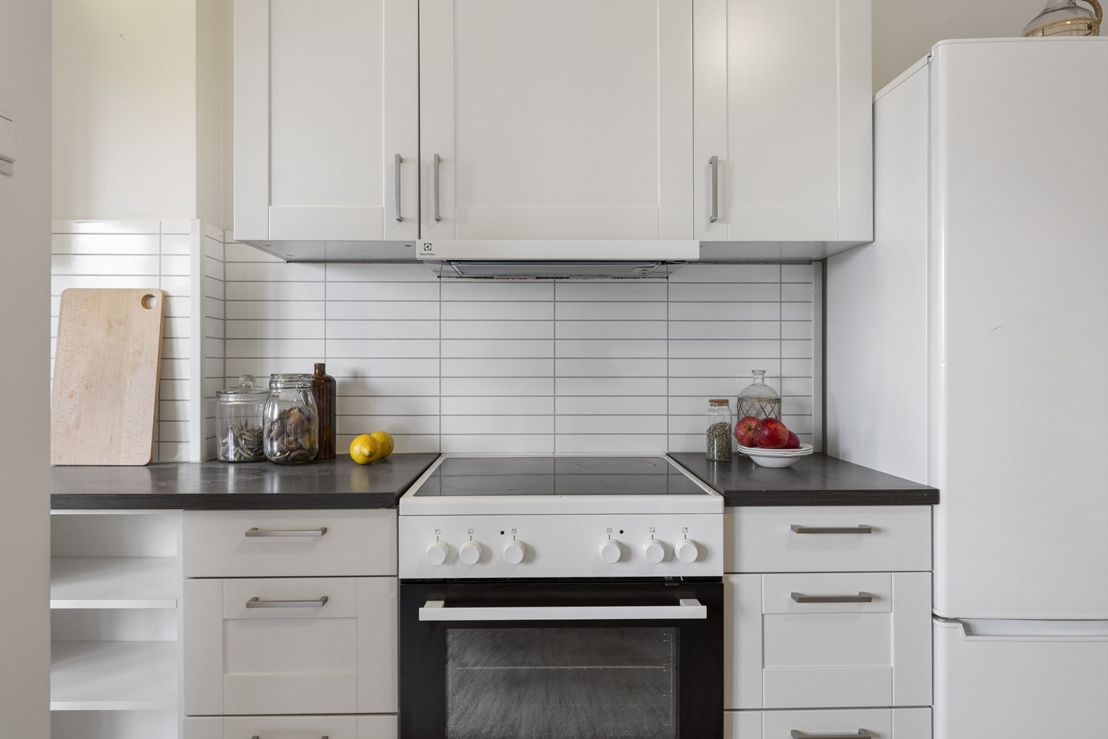 Stekeovn med keramisk platetopp, samt kjøl/frys medfølger handelen Galleribilde