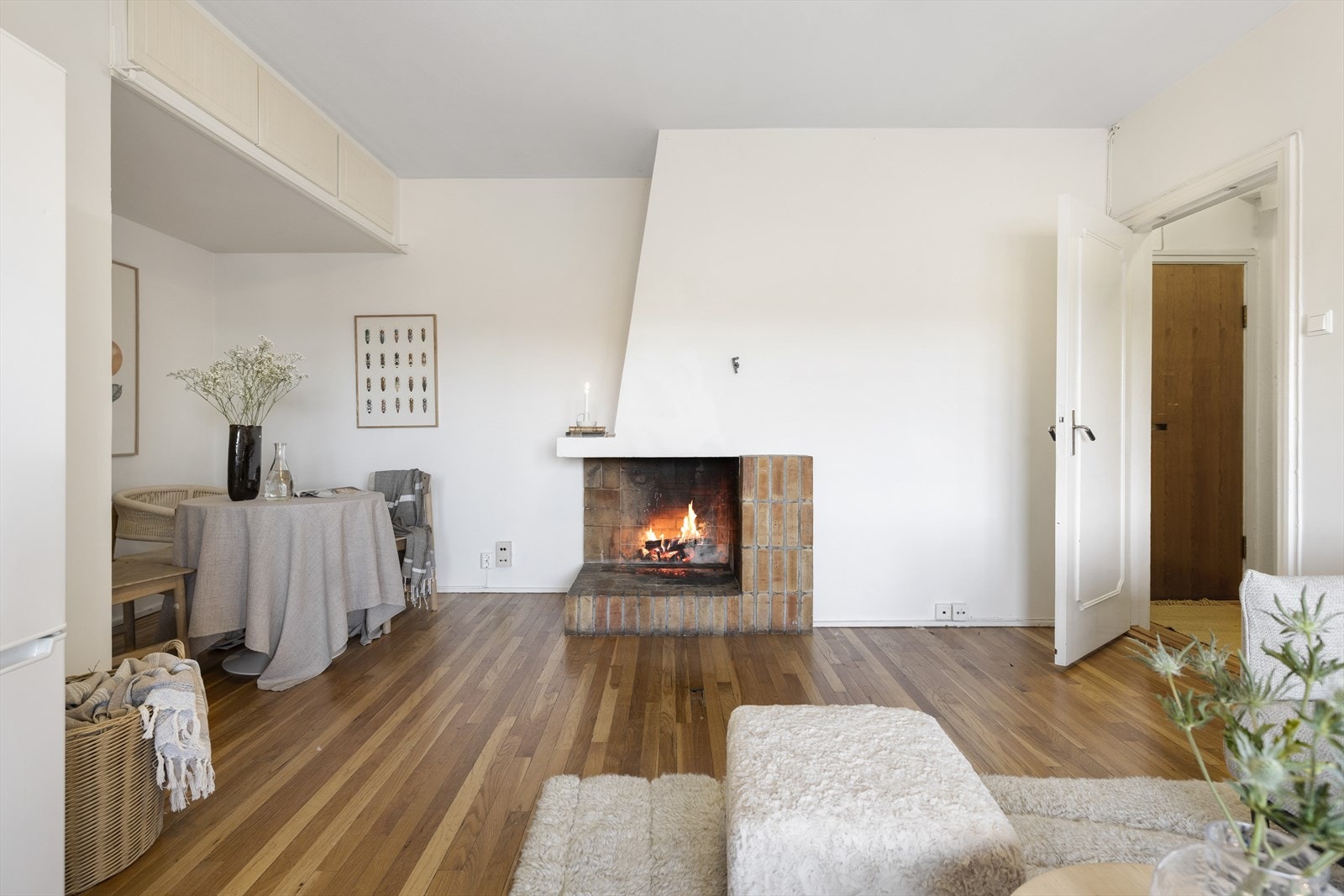 Åpen peis i stue. Fyring/V.V./Internett er inkl. i lave felleskostnader. Oppvarming via radiatorer Galleribilde
