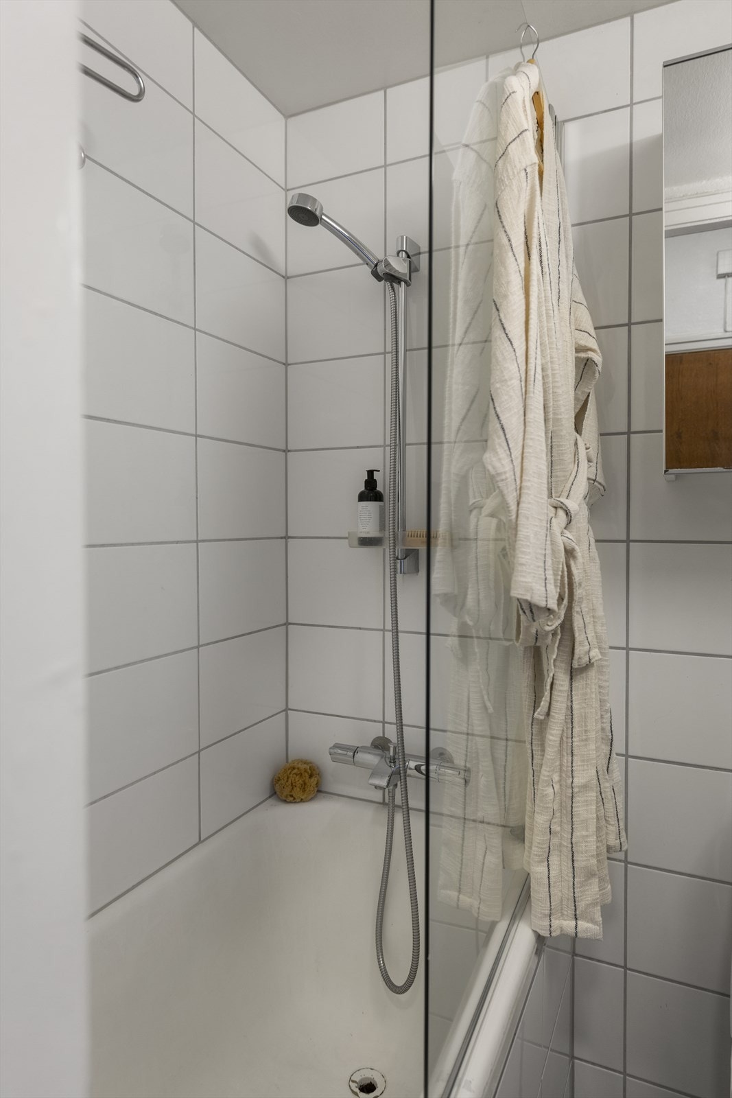 Bruk av badekar er en god og trygg løsning som fører vann direkte ned i sluk Galleribilde