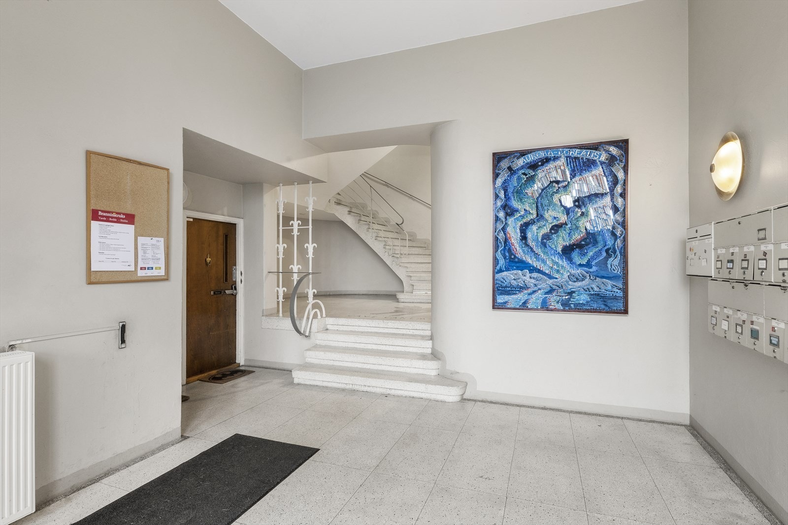 Flott felles oppgang. Det pågår nå oppussing av diverse fellesarealer. Blant annet skal all terrazzo på gulv og i trapper renserbehandles. Arbeider er betalt og under ferdigstillelse Galleribilde