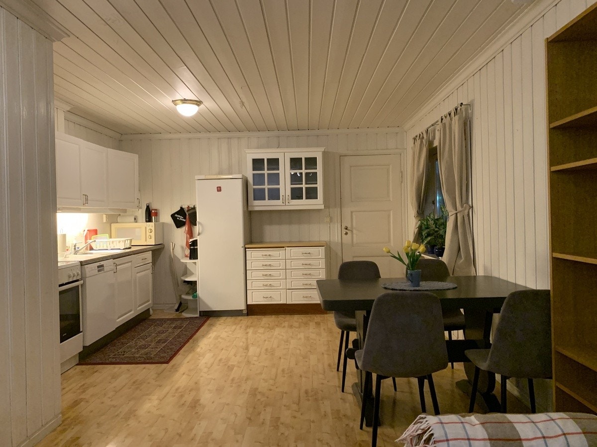 Spiseplass og kjøkkenavdelingen sett fra sofaavd Galleribilde