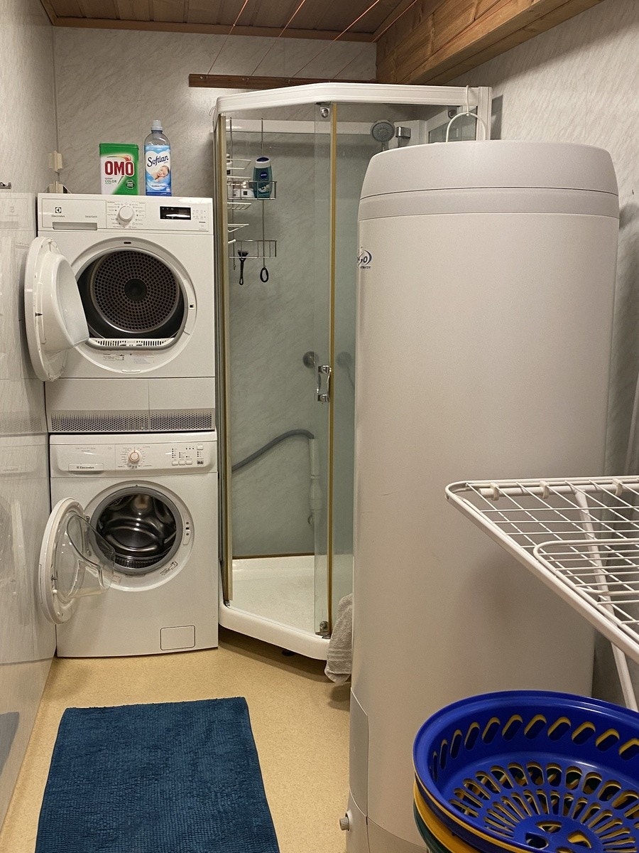 Dusjrom m vaskemaskin, tørketrommel og tørkeplass m avtrekksvifte Galleribilde