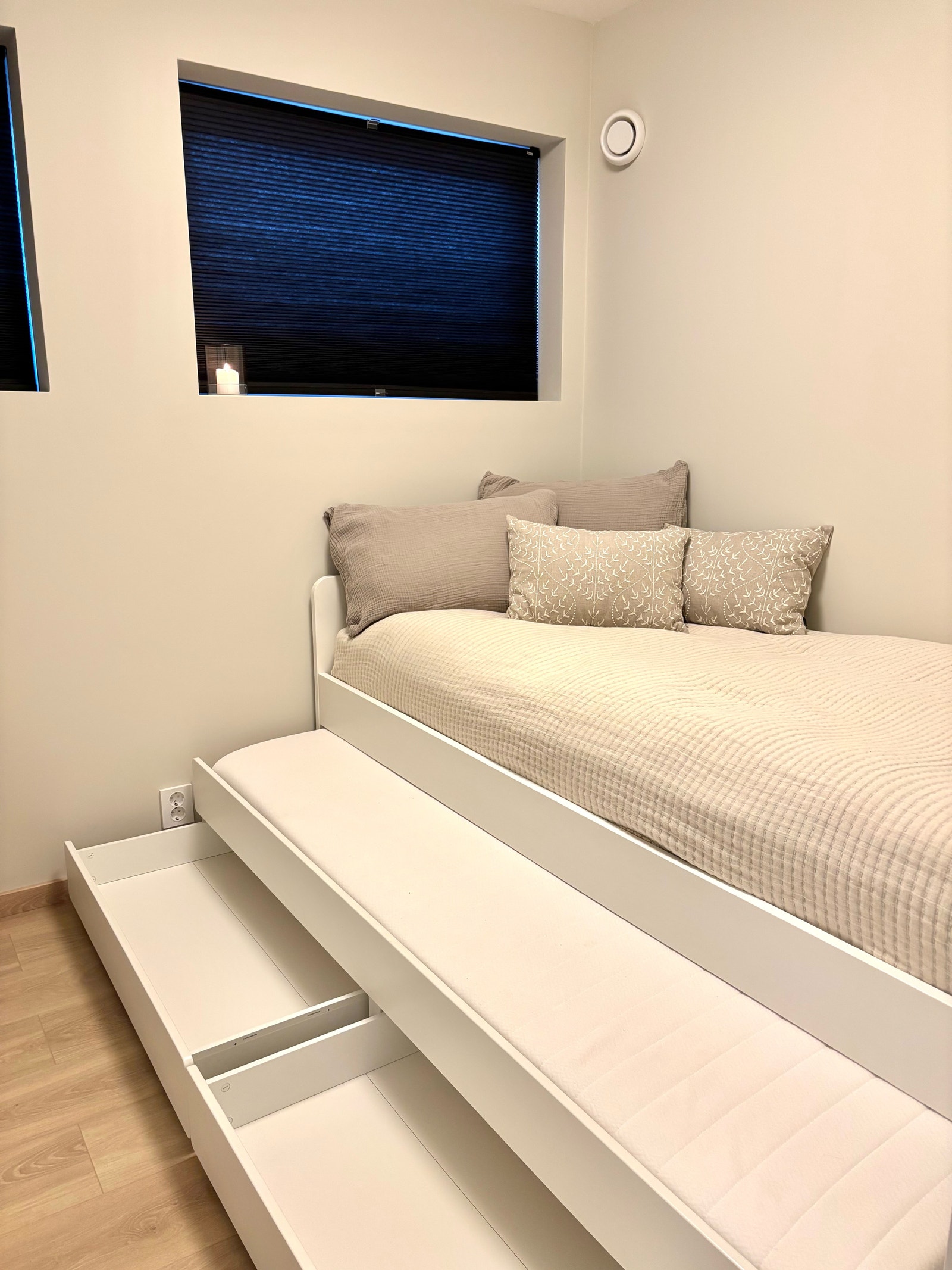 Mørke plissegardiner på soverom. Galleribilde