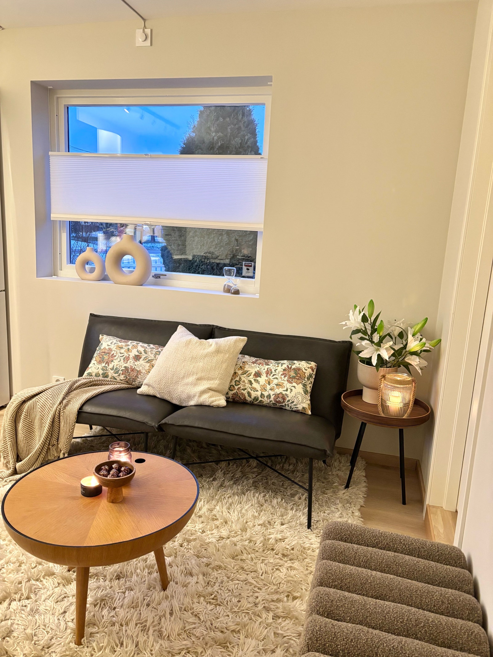 Flere vinduer gjør at dagslys slipper inn i leiligheten. Vinduer i stue/soverom har plisssegardiner. Galleribilde