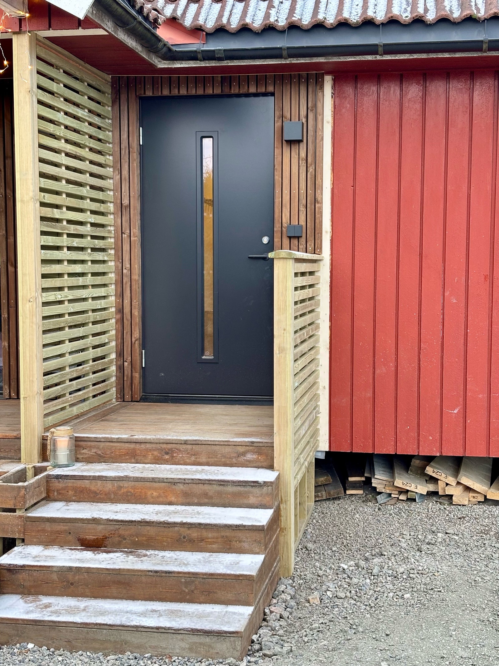 Privat inngangsparti med utelys og stikk. Galleribilde