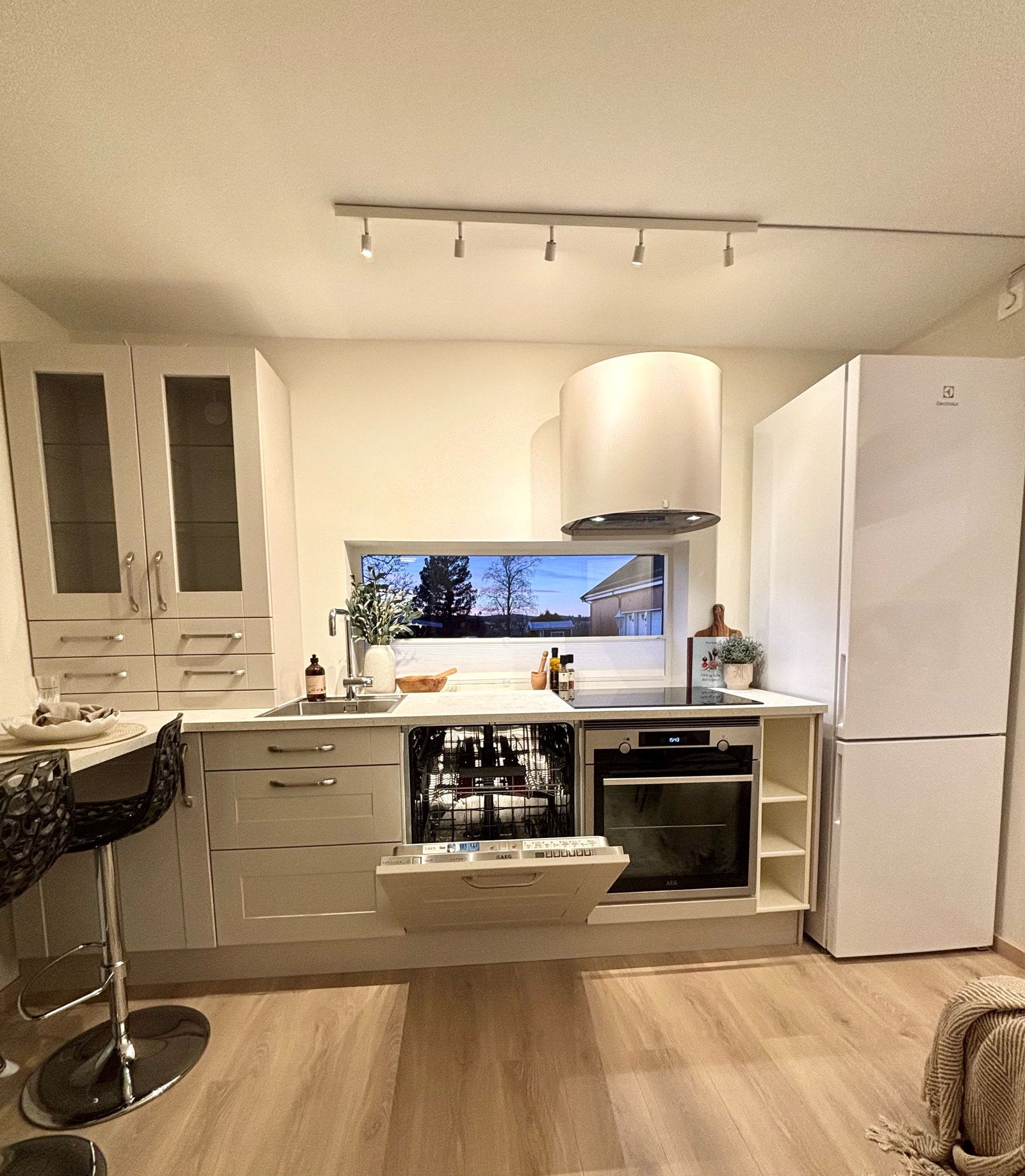 Romslig kjøkkeninnredning med hvitevarer inkludert. Galleribilde