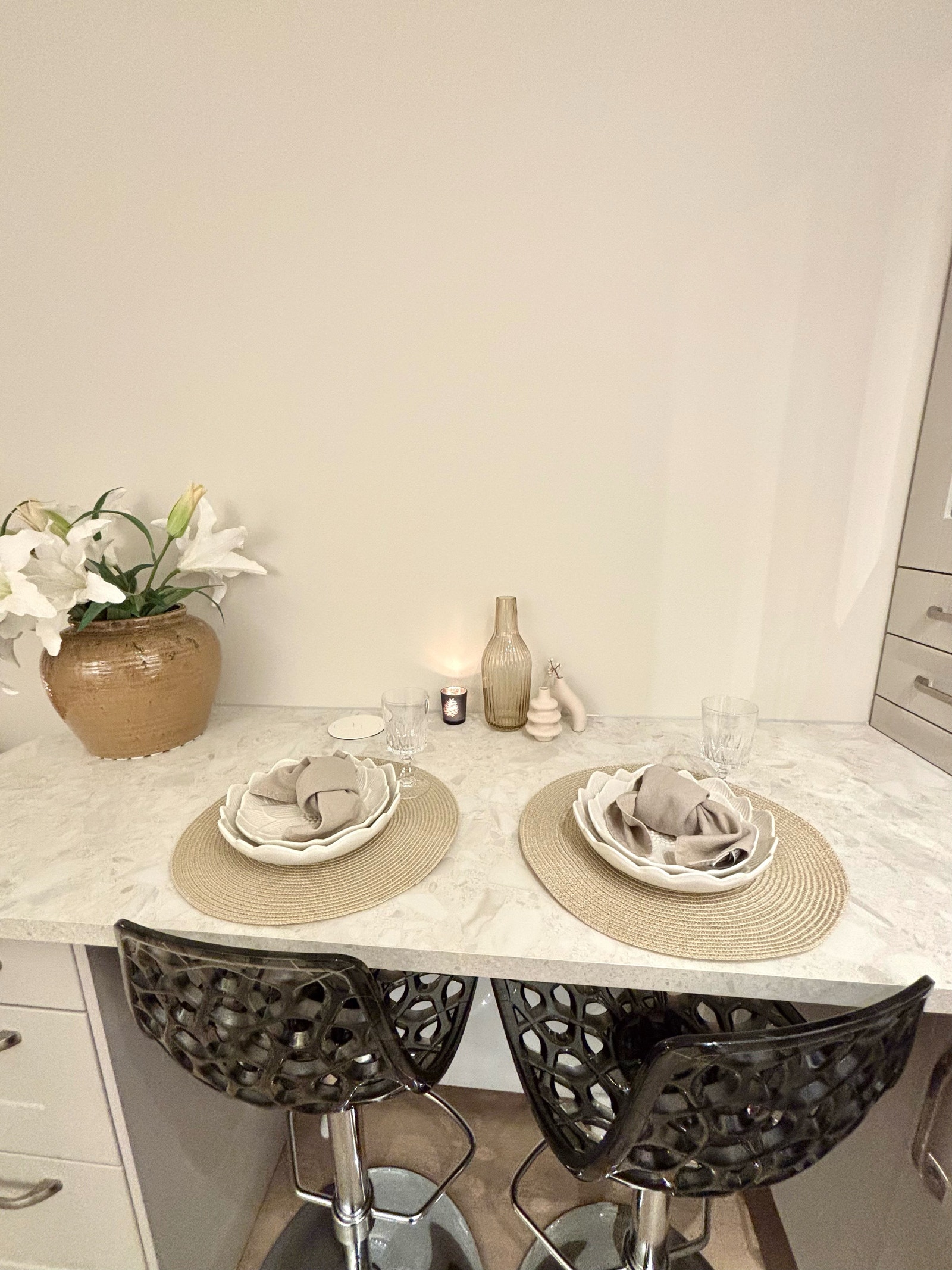 Hyggelig spiseplass med stoler som kan justeres i høyden. Nedfelt twist stikkontakt i benkeplate. Galleribilde