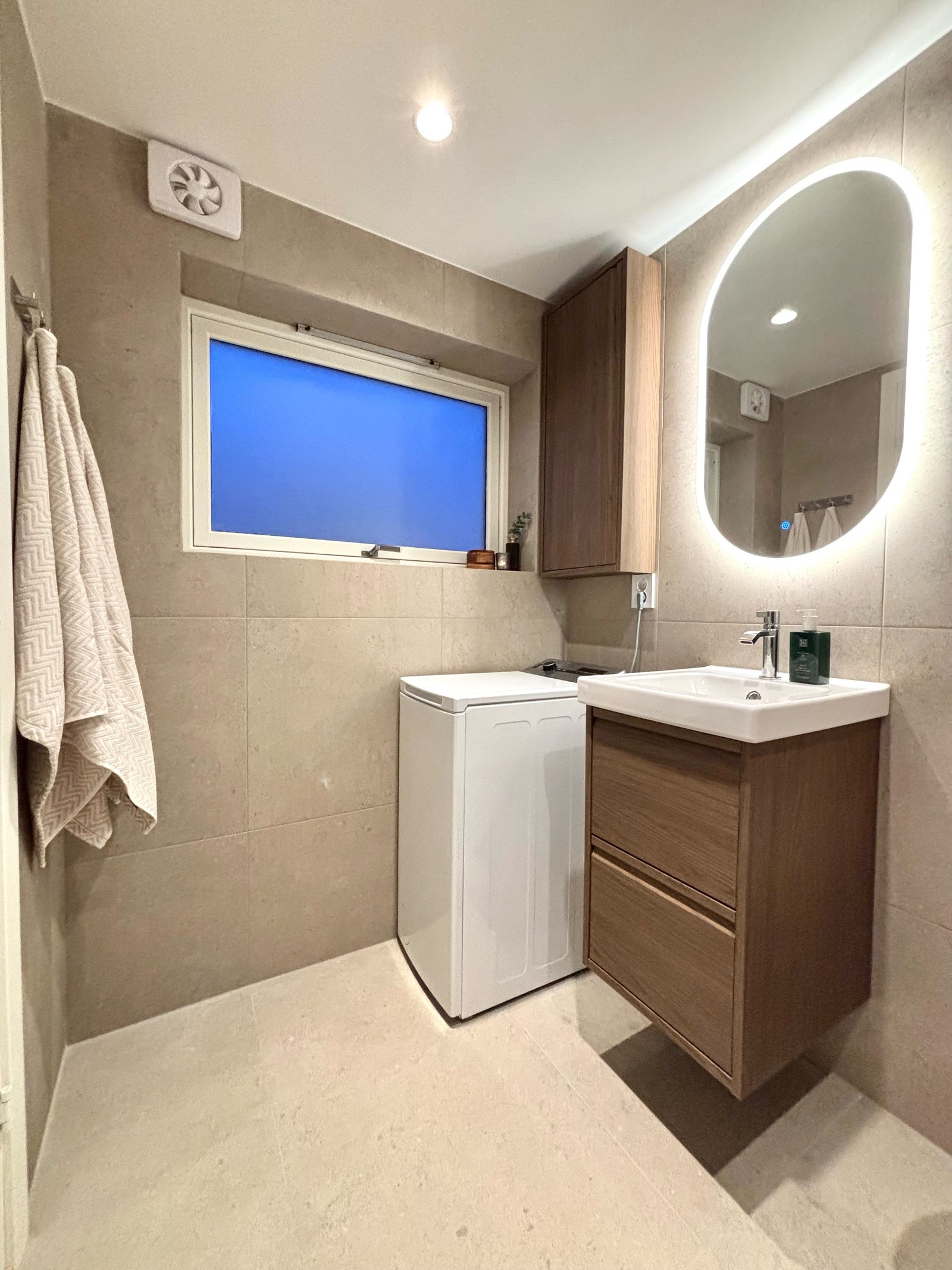 Vegghengt skap for oppbevaring. Vaskemaskin er inkl. Galleribilde