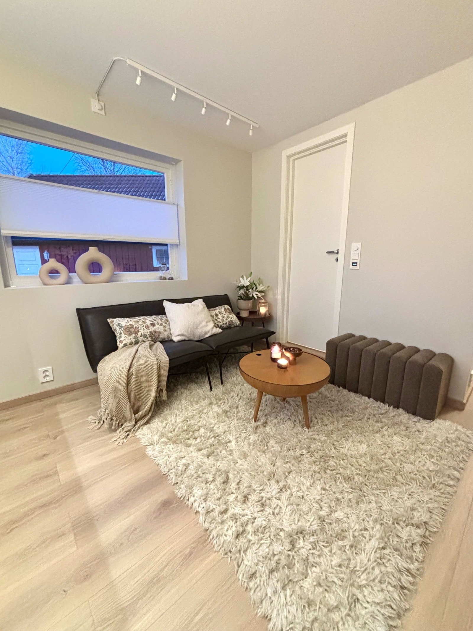 Hyggelig stue med plass til gjester. Galleribilde