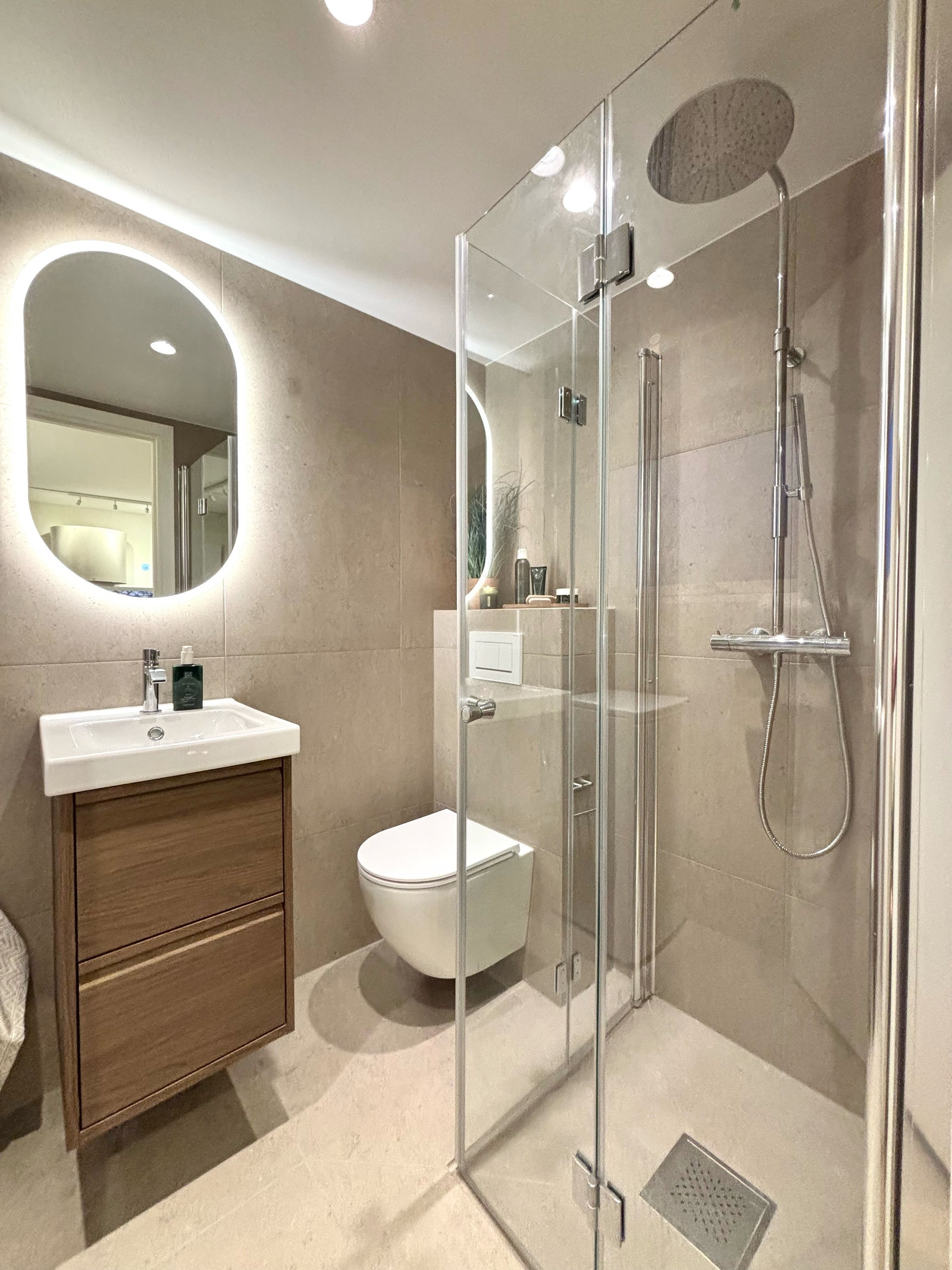 Det er takdusj på badet og dusjdørene kan brettes inn for bedre utnyttelse. Galleribilde