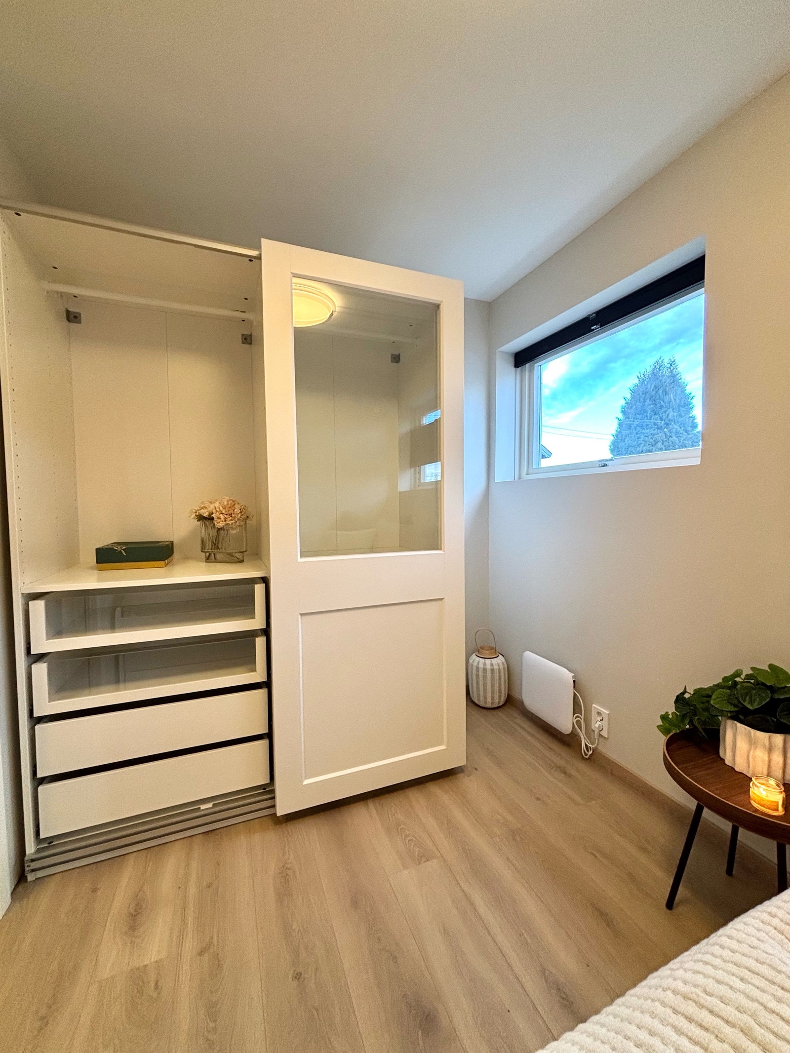 Skyvedørsgarderobe med oppheng og skuffer. Galleribilde