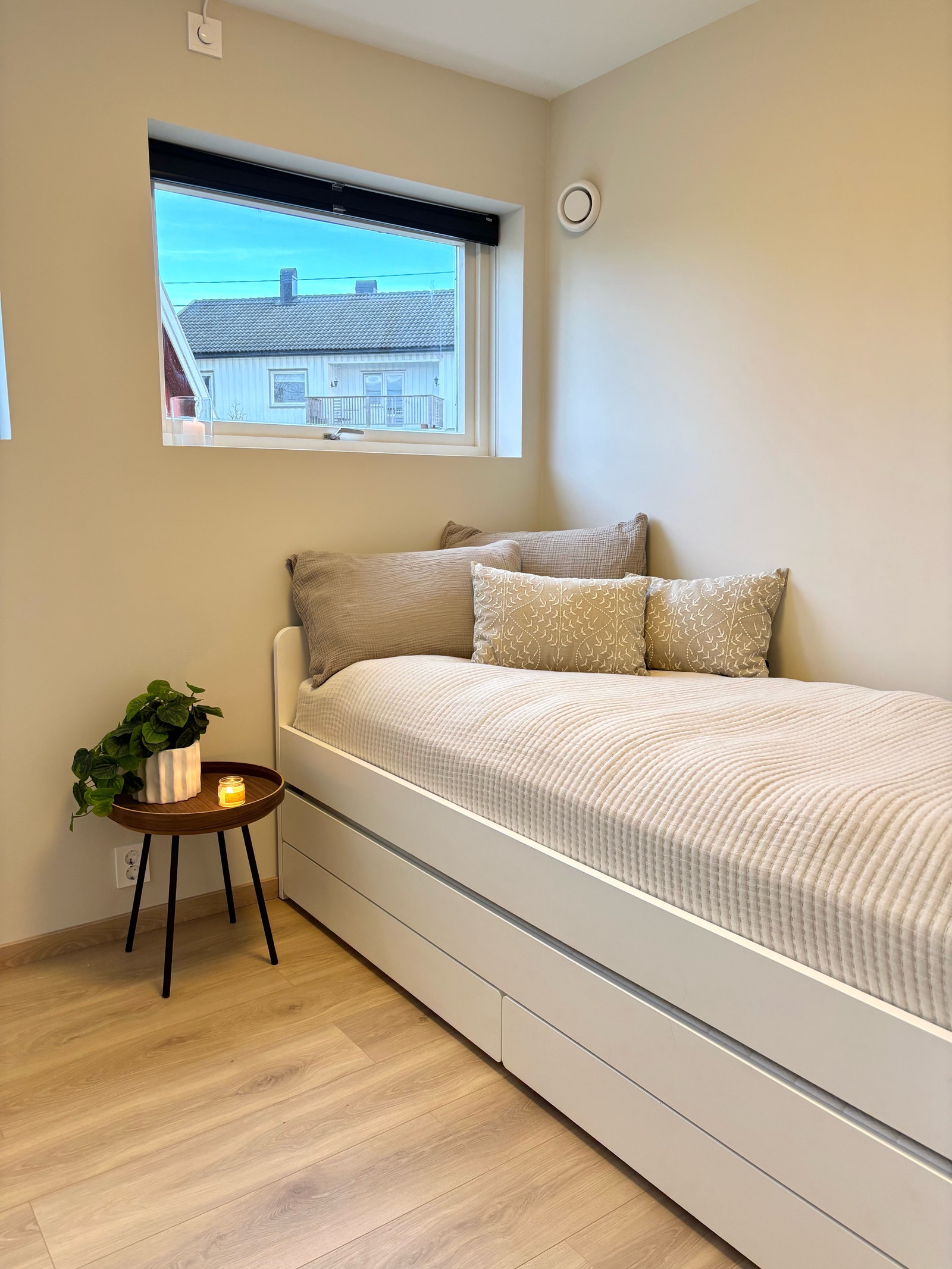 Soverom med seng som kan trekkes ut til dobbeltseng og skuffer under. Galleribilde