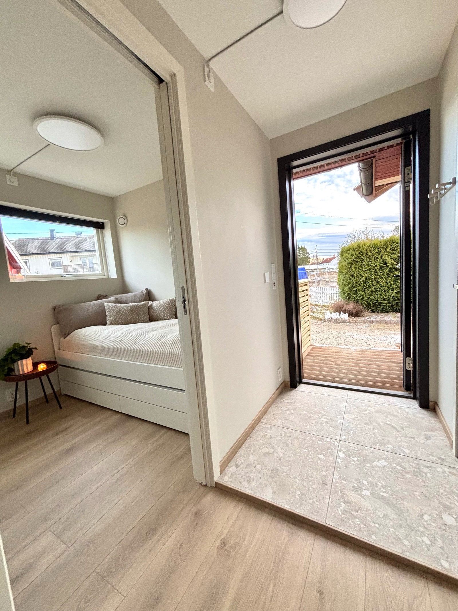 Flislagt gang med gulvvarme. Skyvedør til soverom. Galleribilde