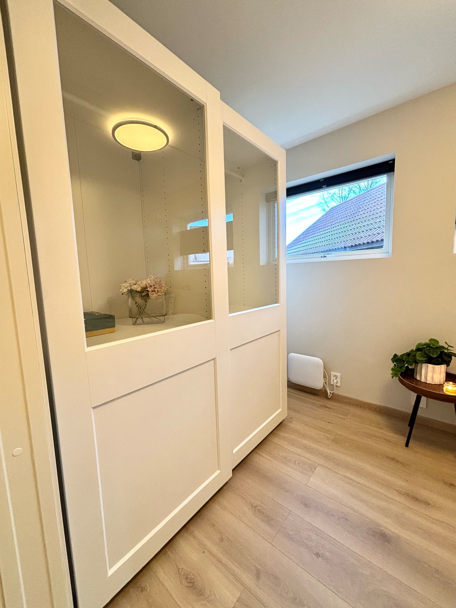 Skyvedørsgarderobe med oppheng og skuffer. Galleribilde