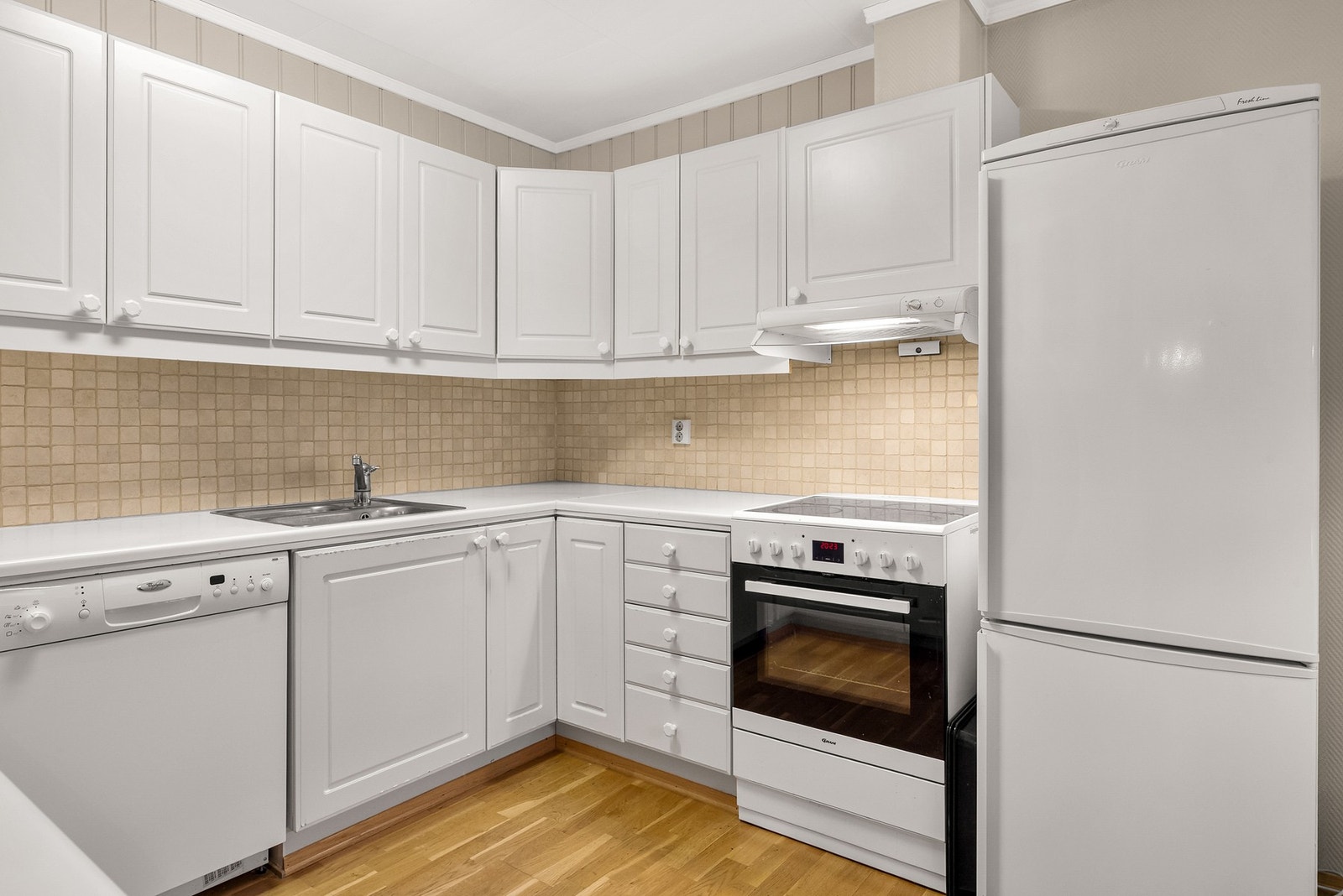 Kjøkkenet er praktisk utformet og byr på rikelig med skap- og benkeplass Galleribilde