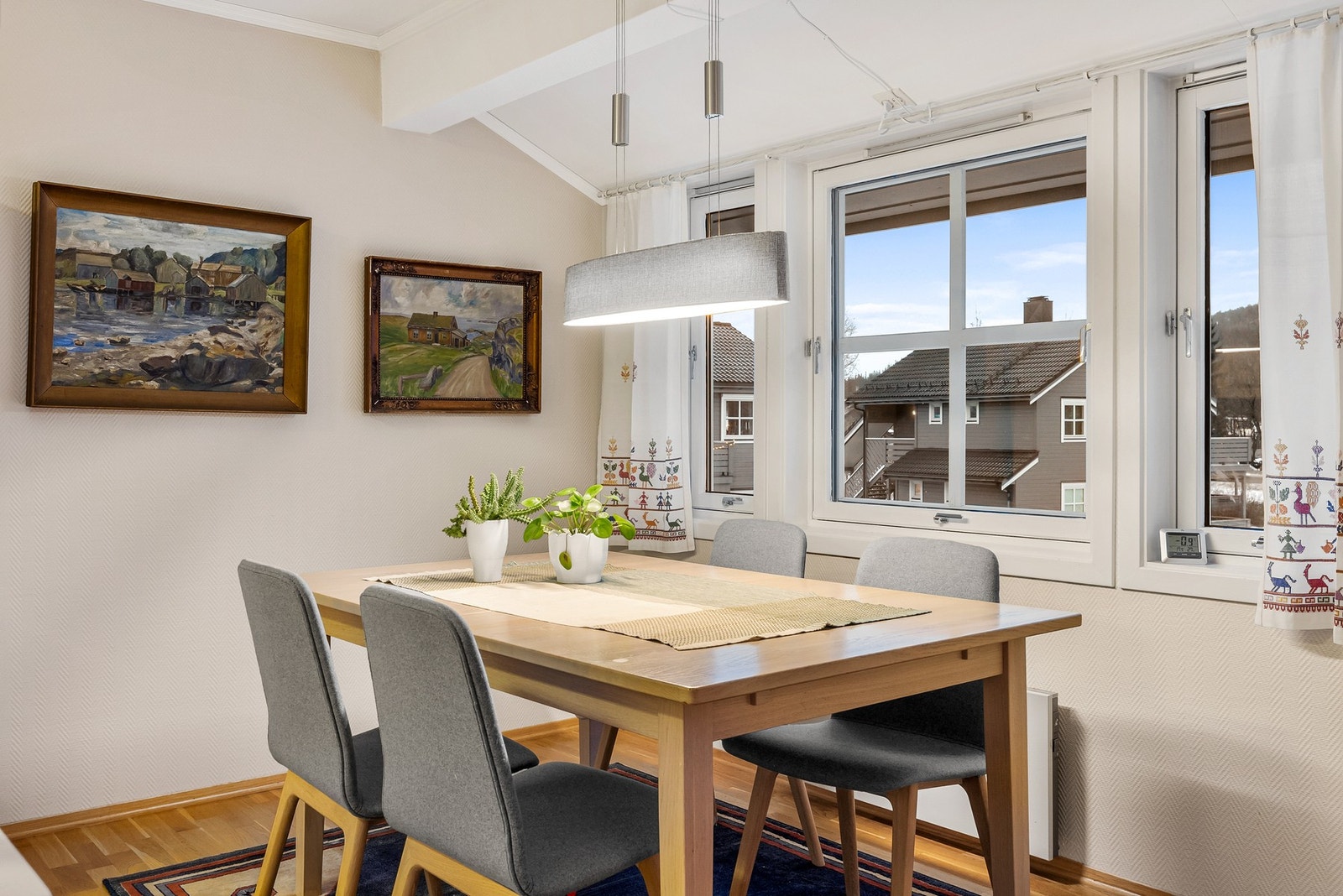 Gode vindusflater gir leiligheten et fint lysinnslipp Galleribilde