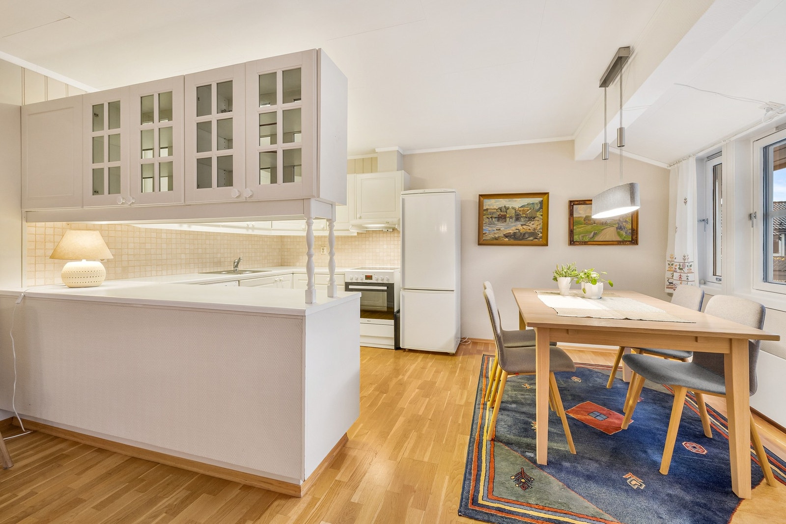 Velegnet sone for spisegruppe i tilknytning til kjøkkenet Galleribilde