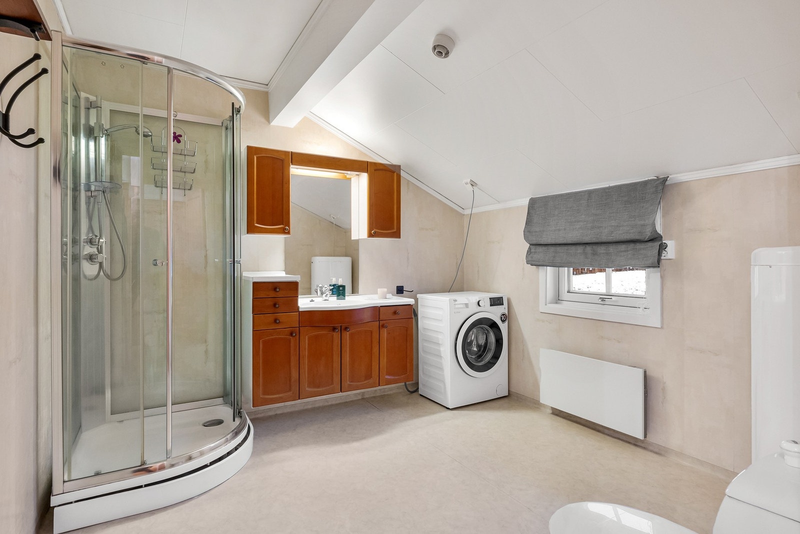 Romslig bad med godt potensiale Galleribilde