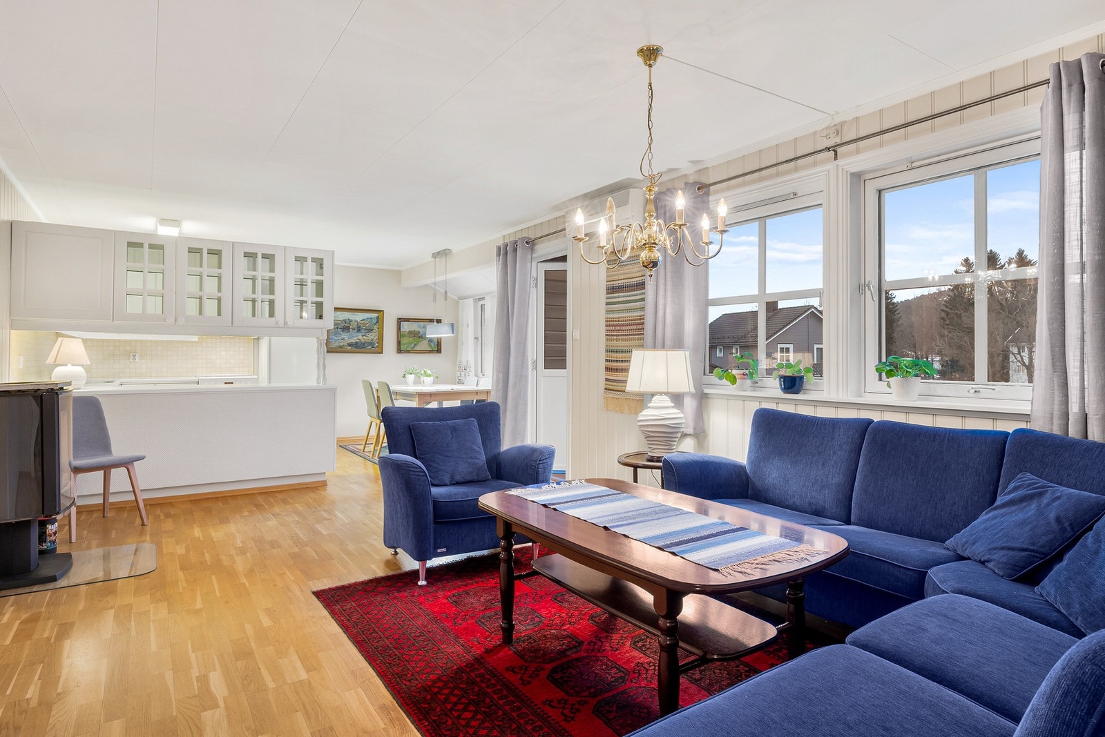 Åpen løsning mot kjøkken gir en romslig og innbydende atmosfære Galleribilde