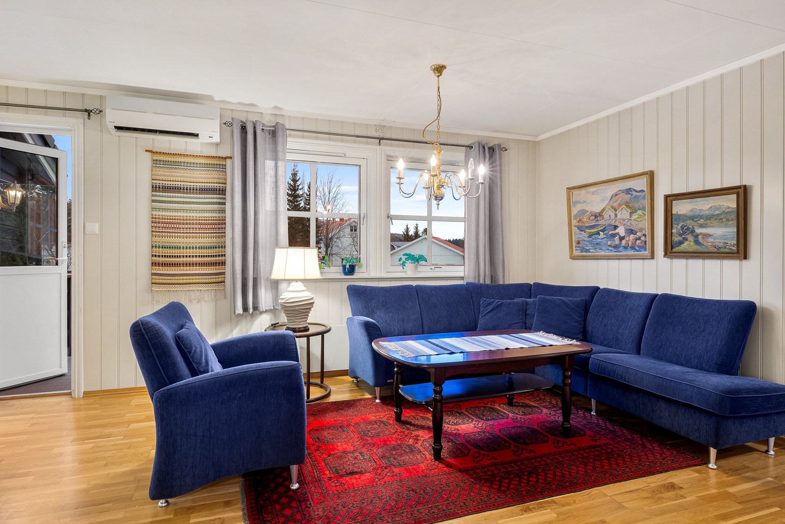 Behagelig oppvarming med kombinasjon av vedovn og varmepumpe Galleribilde