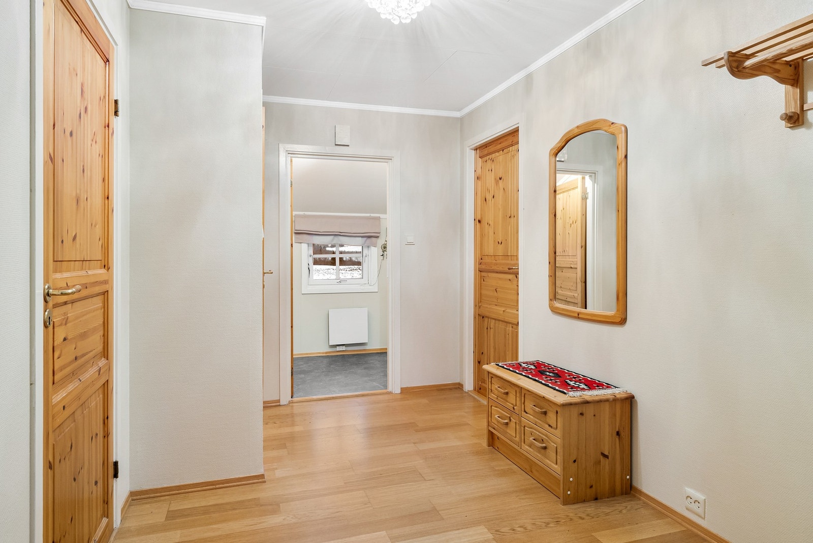 Leiligheten byr på vindfang, gang/entrè, stue/kjøkken, 2 soverom, bad/vaskerom og bod Galleribilde