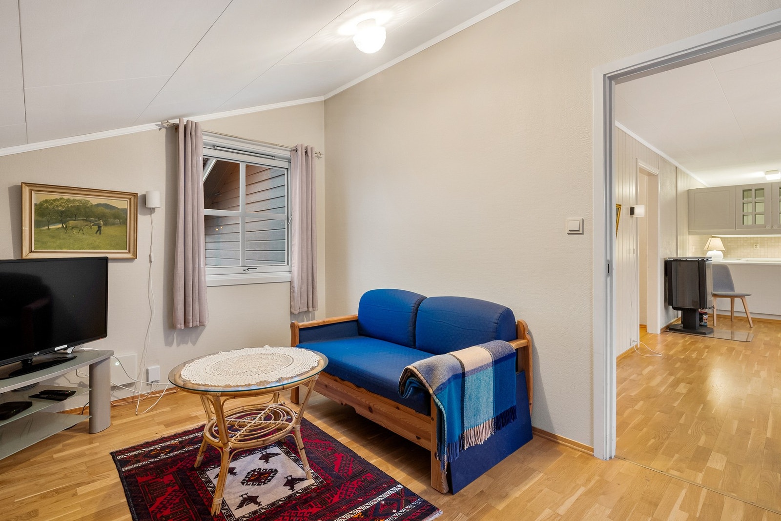 Soverom med gode bruksmuligheter. Her benyttet som ekstra stue Galleribilde