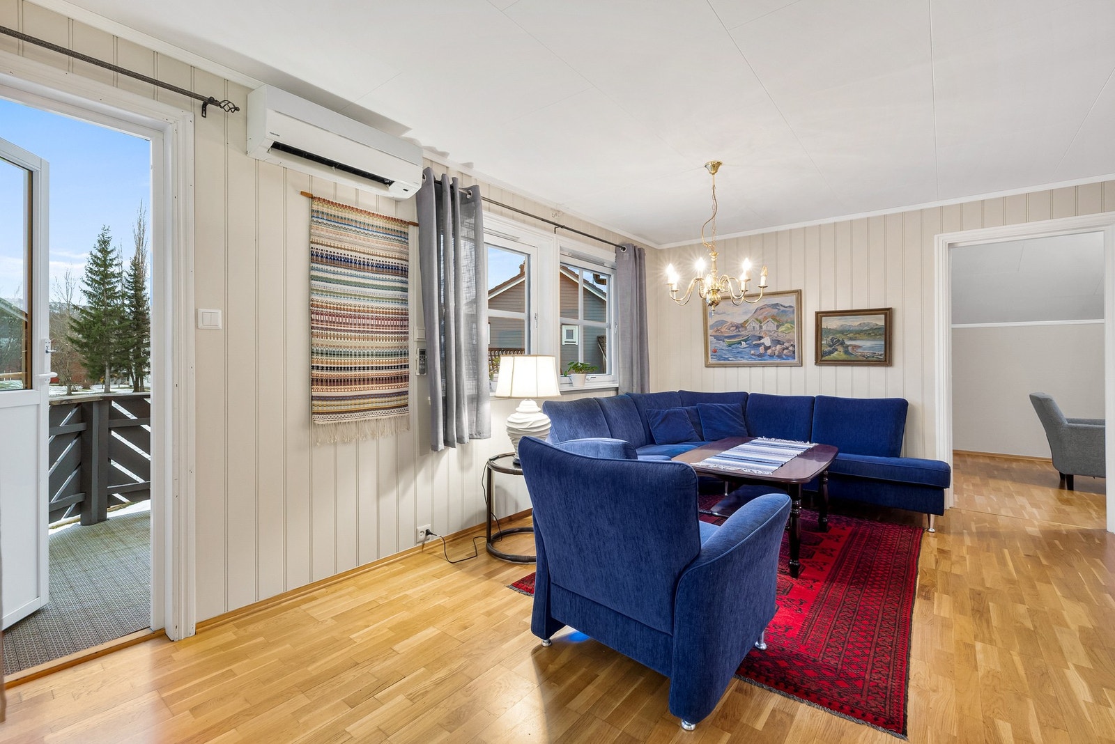 Fra stuen er det utgang til en koselig terrasse Galleribilde