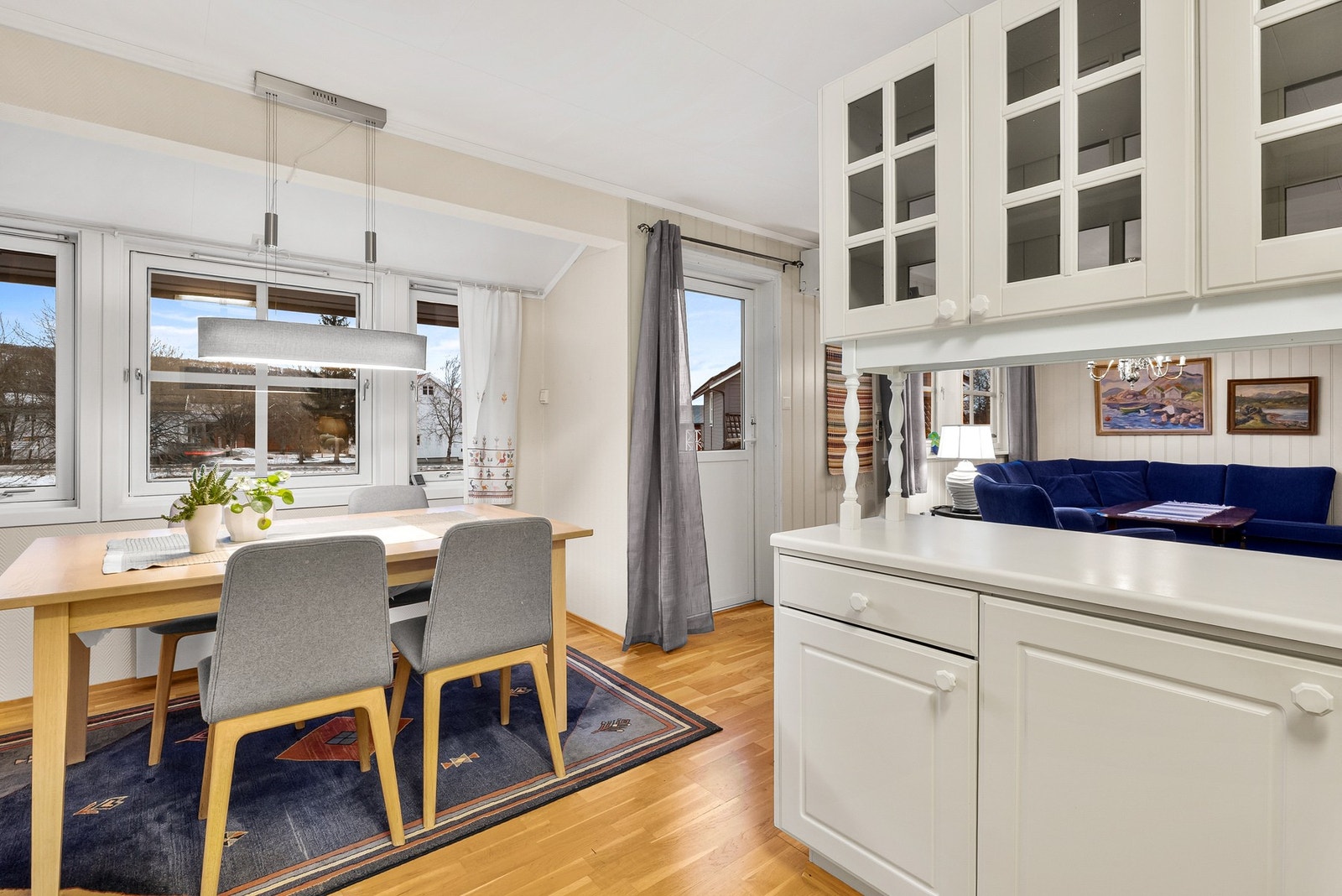 Utstikket gir en naturlig overgang mellom kjøkken og stue Galleribilde